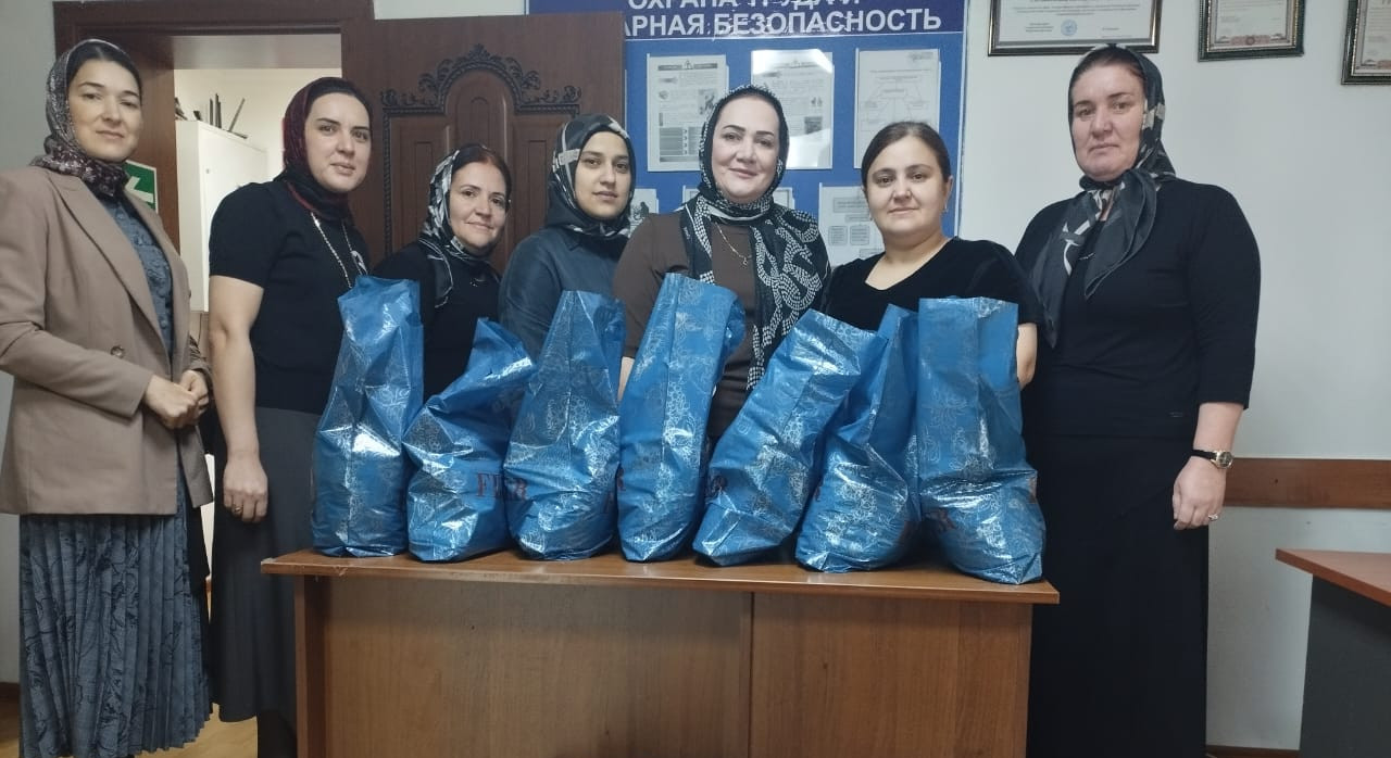 В Международный день пожилых Карабудахкентским Центром соцобслуживания более 30 одиноким представителям старшего поколения переданы продуктовые наборы